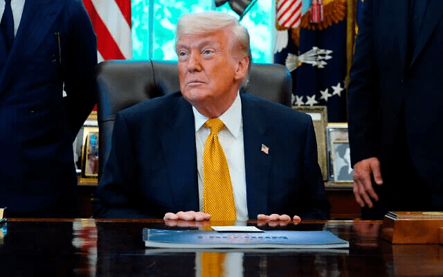 O presidente dos EUA, Donald Trump, se reúne com lutadores do UFC em 6 de maio de 2026, no Salão Oval da Casa Branca, em Washington. (Foto AP/Jacquelyn Martin)