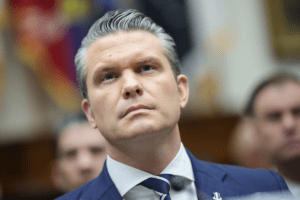 Hegseth enfrenta legisladores do Senado divididos sobre guerra no Irã e demissões no Pentágono