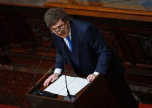 Milei caminha na corda bamba sobre Malvinas em meio a tensões entre EUA e Reino Unido