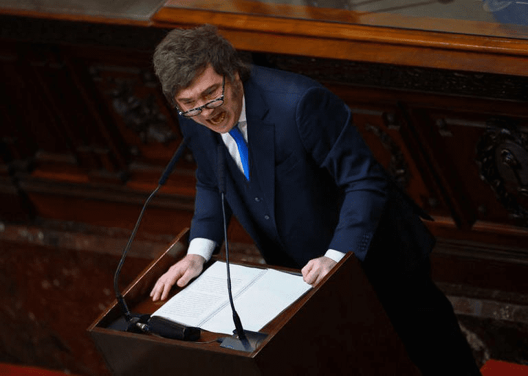 Milei caminha na corda bamba sobre Malvinas em meio a tensões entre EUA e Reino Unido