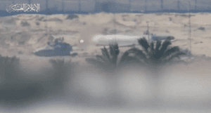 As Brigadas Izz ad-Din al-Qassam destroem um tanque israelense