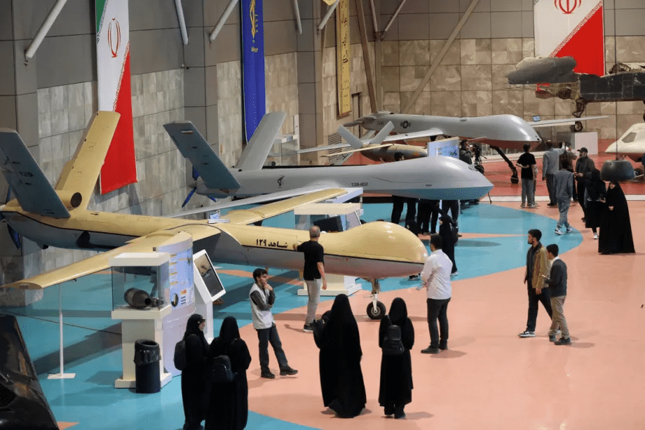 O Irã afirma que atacou a Quinta Frota dos EUA no Bahrein por meio de vários tipos de drones