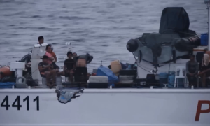 Exclusivo: Imagens anteriores mostram militares filipinos puxando calças para baixo em provocação indecente contra embarcação chinesa