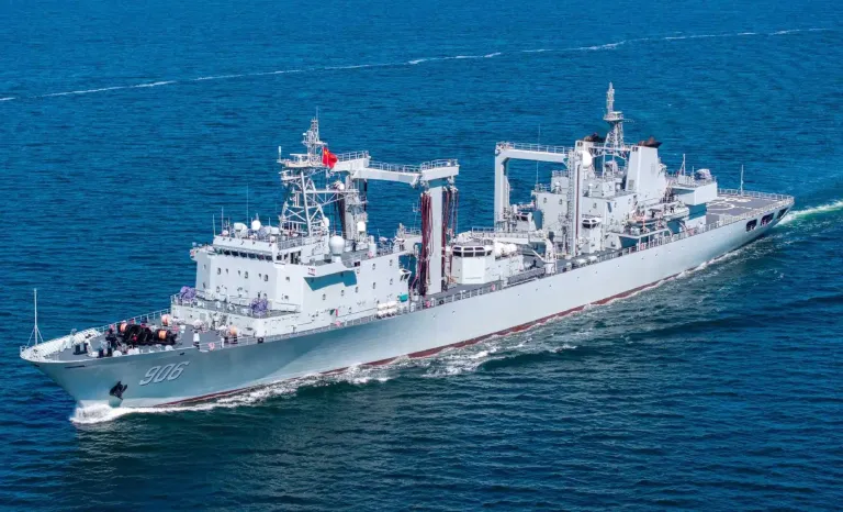 A China está construindo um enorme navio de suprimentos para seus grupos de porta-aviões