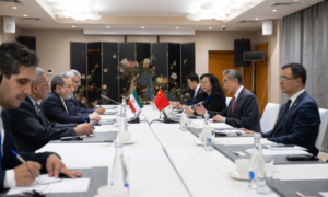O Ministro das Relações Exteriores da China pede a retomada antecipada das negociações sobre as tensões no Golfo; Irã agradece à China pelos esforços de paz