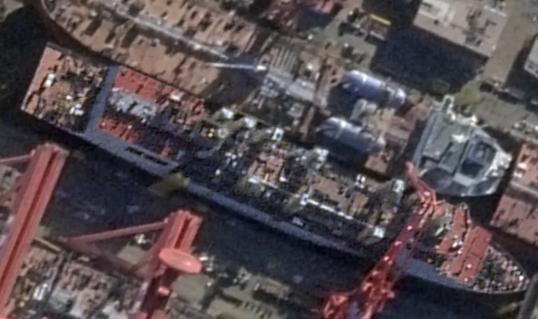 A China está construindo um enorme navio de suprimentos para seus grupos de porta-aviões
