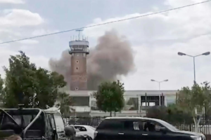 Iêmen bombardeia aeroporto de Sanaa e huthis ameaçam com represálias