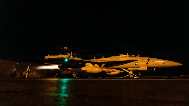 EUA e Israel se preparam para bombardear alvos relacionados à energia no Irã, dizem fontes