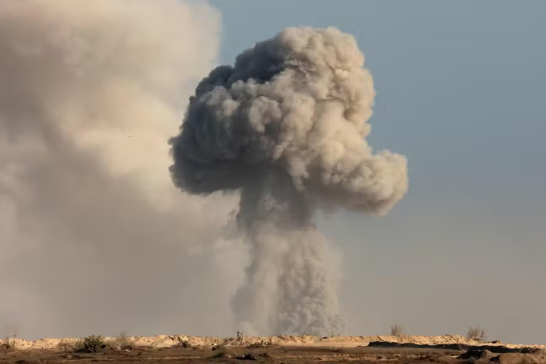 Israel volta a atacar Gaza horas após Hamas concordar com desarmamento